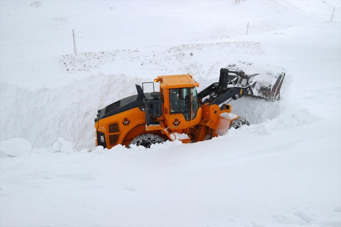 Geçen yıl en yüksek kar kalınlığının ölçüldüğü yolda zorlu mücadele