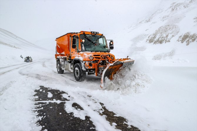Geçen yıl en yüksek kar kalınlığının ölçüldüğü yolda zorlu mücadele