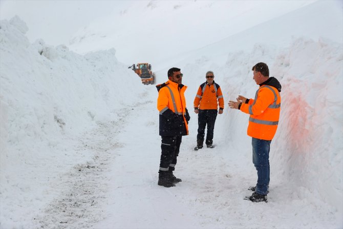 Geçen yıl en yüksek kar kalınlığının ölçüldüğü yolda zorlu mücadele
