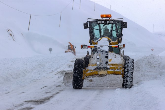 Geçen yıl en yüksek kar kalınlığının ölçüldüğü yolda zorlu mücadele