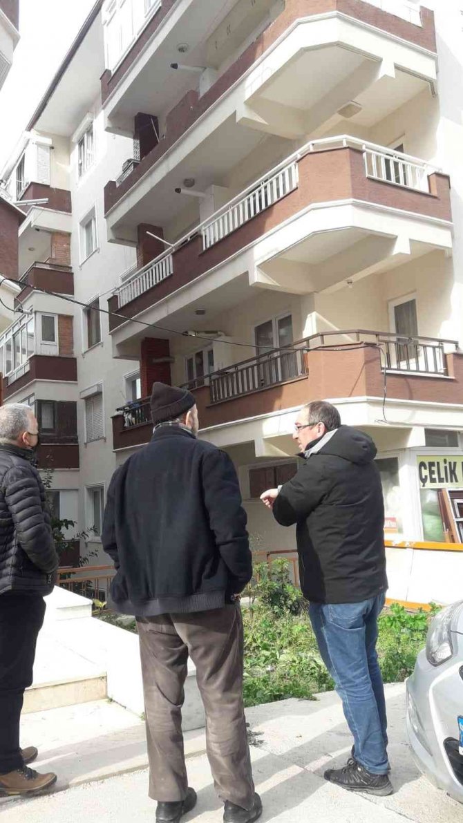 Balkon demirini keserken dördüncü kattan düşerek hayatını kaybetti