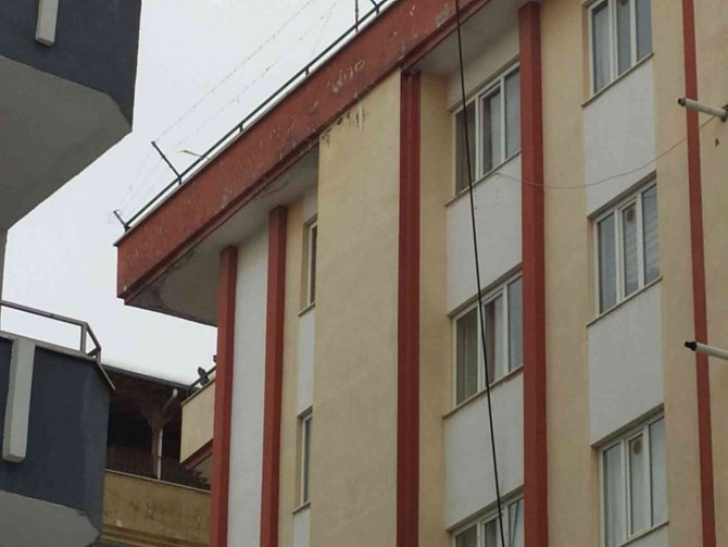 Beşinci kattan düşen genç kadın ağır yaralandı