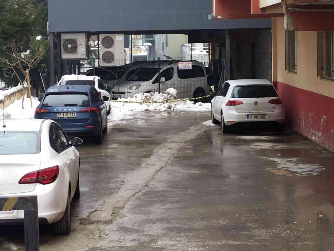 Beşinci kattan düşen genç kadın ağır yaralandı