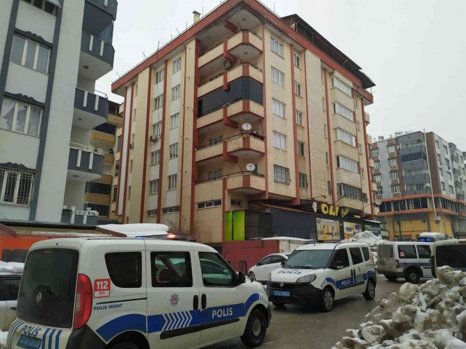 Beşinci kattan düşen genç kadın ağır yaralandı