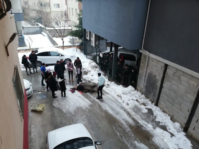 Beşinci kattan düşen genç kadın ağır yaralandı