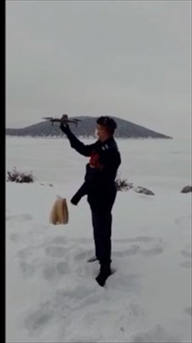 Beyşehir Gölü'ndeki adada mahsur kalan besicilere ihtiyaçları drone ile ulaştırıldı