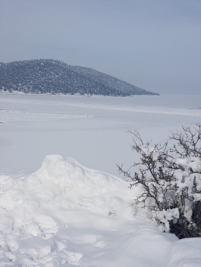 Beyşehir Gölü'ndeki adada mahsur kalan besicilere ihtiyaçları drone ile ulaştırıldı