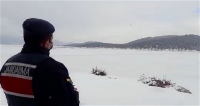 Beyşehir Gölü'ndeki adada mahsur kalan besicilere ihtiyaçları drone ile ulaştırıldı