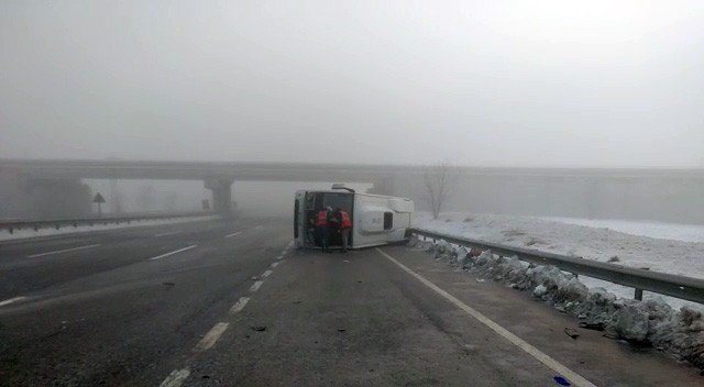 Buzlanma nedeniyle minibüs yan yattı, 10 polis yaralandı