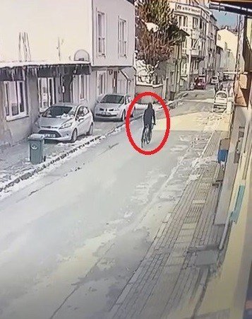 Elini kolunu sallayarak bisikleti çaldı, o anlar kameralara yansıdı