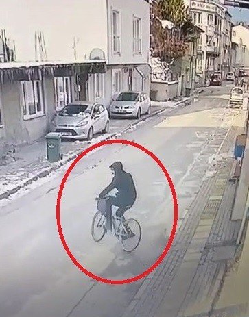 Elini kolunu sallayarak bisikleti çaldı, o anlar kameralara yansıdı