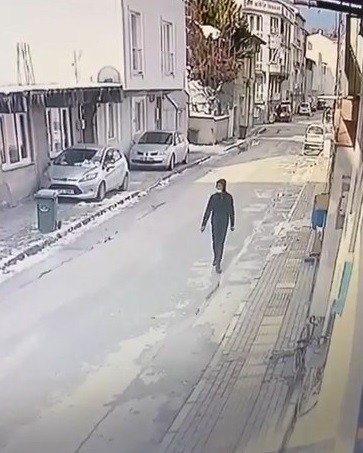 Elini kolunu sallayarak bisikleti çaldı, o anlar kameralara yansıdı