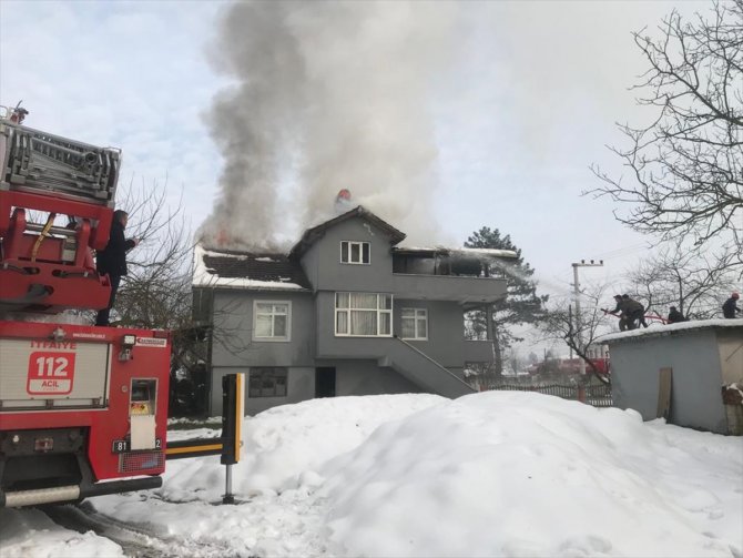 Düzce'de çıkan yangında müstakil ev hasar gördü