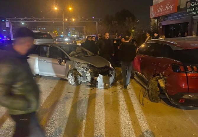 Hatay’da 5 aracın karıştığı zincirleme kaza kamerada