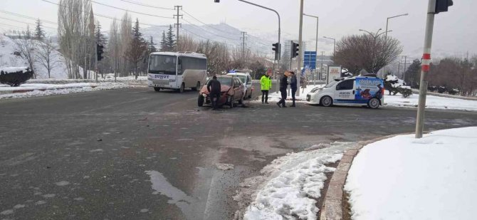 İki aracın çarpıştığı kazayı 5 kişi şans eseri yara almadan atlattı