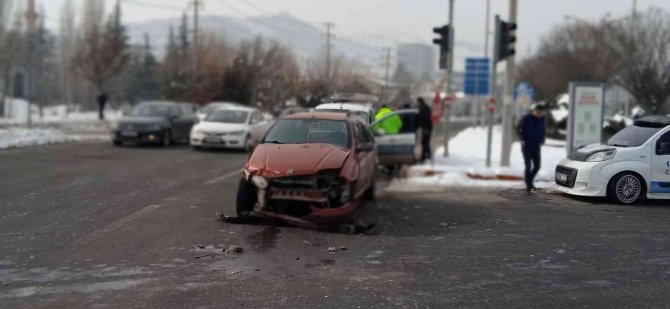 İki aracın çarpıştığı kazayı 5 kişi şans eseri yara almadan atlattı