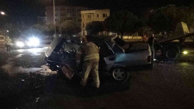 İki otomobil kafa kafaya çarpıştı: 1 ölü