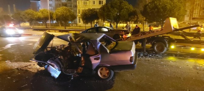 İki otomobil kafa kafaya çarpıştı: 1 ölü