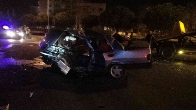 İki otomobil kafa kafaya çarpıştı: 1 ölü