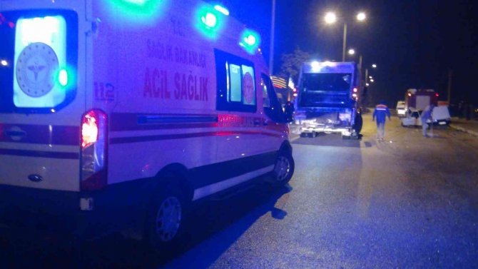 Kamyonet araca çarptı, aynı aileden 3 kişi ağır yaralandı