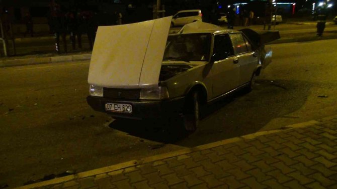 Kamyonet araca çarptı, aynı aileden 3 kişi ağır yaralandı