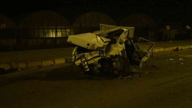 Kamyonet araca çarptı, aynı aileden 3 kişi ağır yaralandı