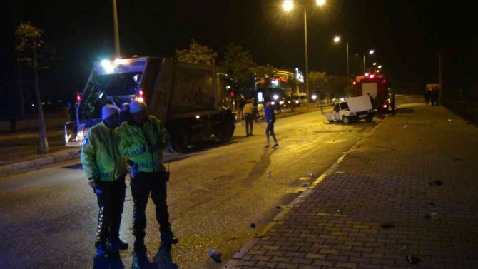 Kamyonet araca çarptı, aynı aileden 3 kişi ağır yaralandı