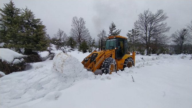 Kar nedeniyle yaylada mahsur kalan aile kurtarıldı