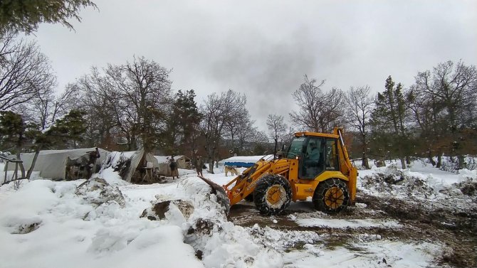 Kar nedeniyle yaylada mahsur kalan aile kurtarıldı