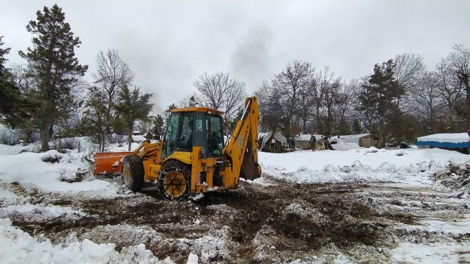 Kar nedeniyle yaylada mahsur kalan aile kurtarıldı