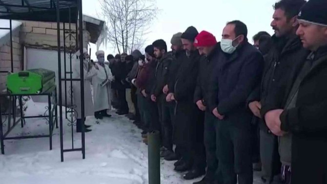 Karısı tarafından bıçaklanarak öldürülen adam son yolculuğuna uğurlandı