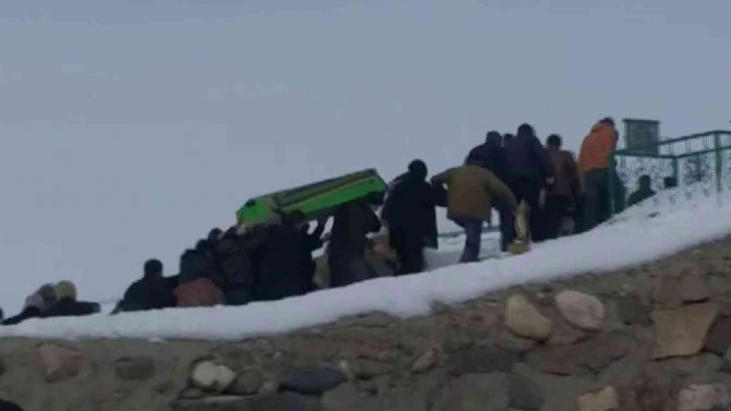 Karısı tarafından bıçaklanarak öldürülen adam son yolculuğuna uğurlandı