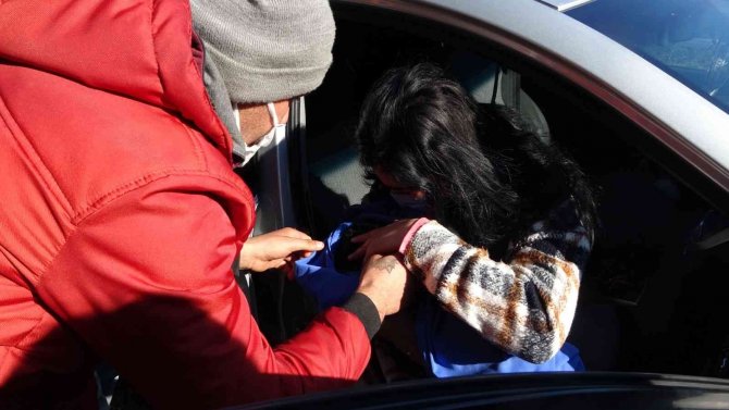 Karnında ölen bebeği için ameliyatlı halde mezarlığa geldi, gözyaşları sel oldu