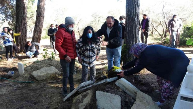 Karnında ölen bebeği için ameliyatlı halde mezarlığa geldi, gözyaşları sel oldu