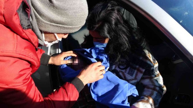 Karnında ölen bebeği için ameliyatlı halde mezarlığa geldi, gözyaşları sel oldu