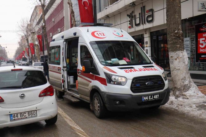 Kazada beli tutulan genç oturarak yardım bekledi