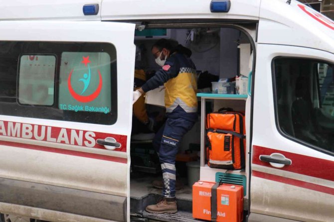 Kazada beli tutulan genç oturarak yardım bekledi