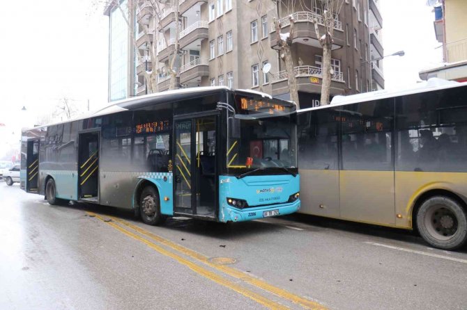 Kazada beli tutulan genç oturarak yardım bekledi