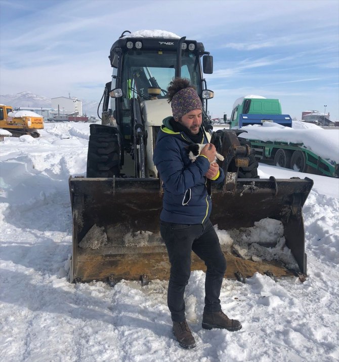 Kar temizlerken bulduğu kediye gözü gibi bakıyor