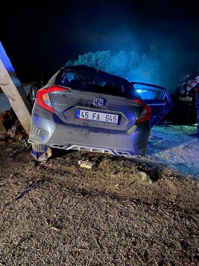 Manisa’da otomobil elektrik direğine çarptı: 1 ölü, 2 yaralı