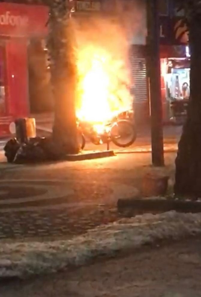 Motosiklet alev alev yandı