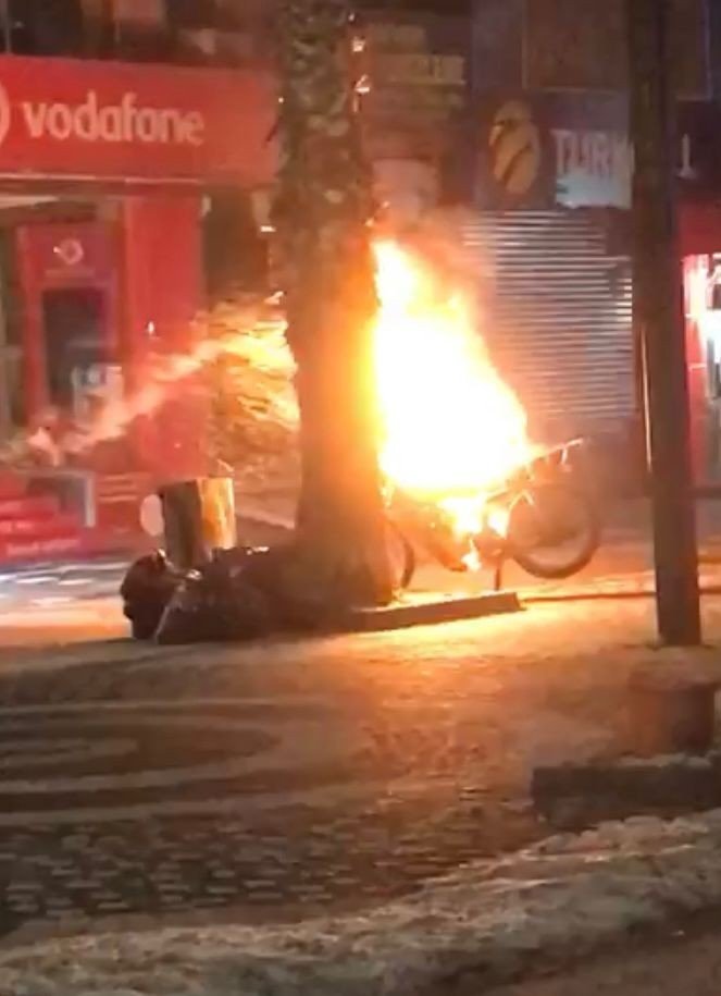 Motosiklet alev alev yandı