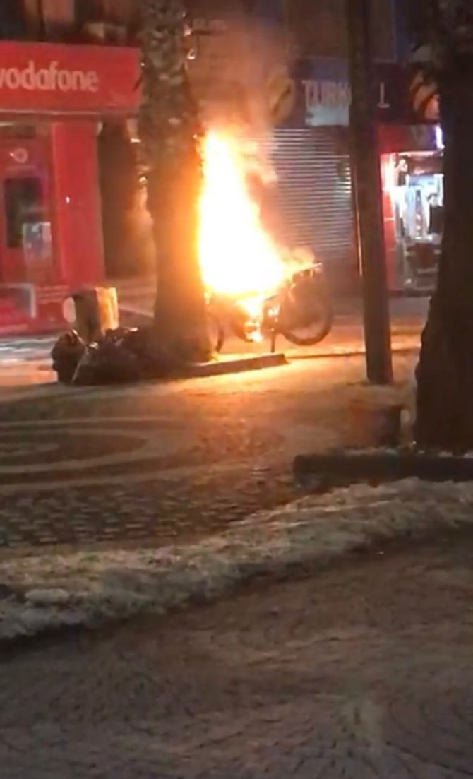 Motosiklet alev alev yandı