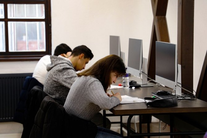 Nöbetçi kitaphanelerde sınav yoğunluğu