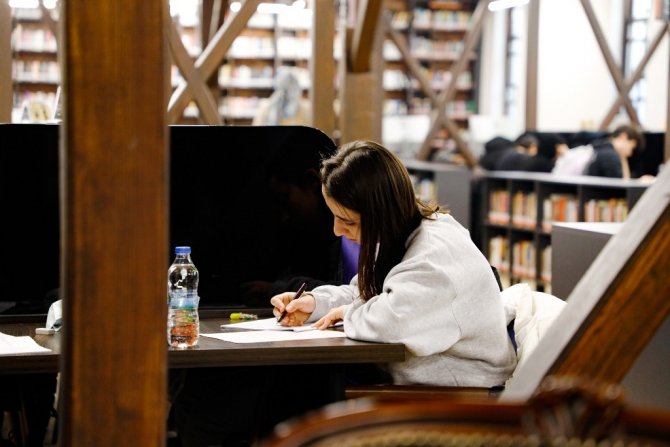 Nöbetçi kitaphanelerde sınav yoğunluğu