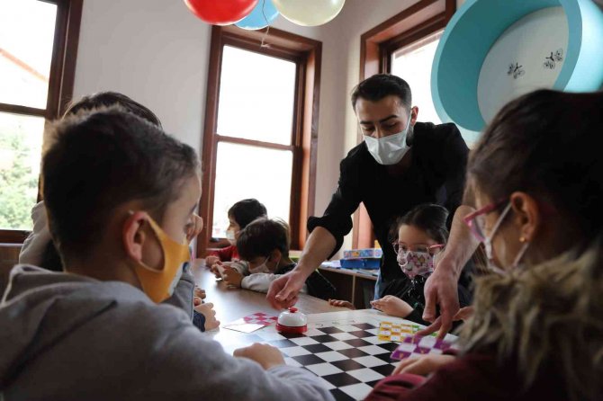 Öğrenciler yarıyıl yorgunluğunu Eğlenceli Çocuk Kütüphanesi’nde atıyor