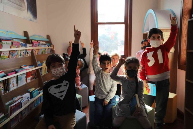 Öğrenciler yarıyıl yorgunluğunu Eğlenceli Çocuk Kütüphanesi’nde atıyor