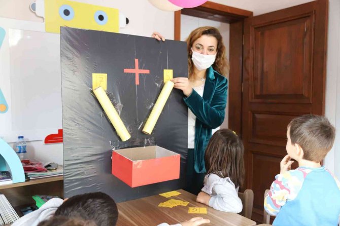 Öğrenciler yarıyıl yorgunluğunu Eğlenceli Çocuk Kütüphanesi’nde atıyor