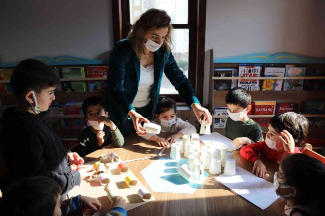 Öğrenciler yarıyıl yorgunluğunu Eğlenceli Çocuk Kütüphanesi’nde atıyor