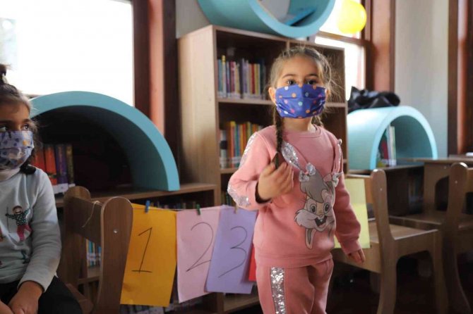 Öğrenciler yarıyıl yorgunluğunu Eğlenceli Çocuk Kütüphanesi’nde atıyor